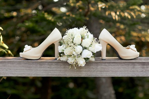 Quali sono le ultime tendenze per le scarpe da sposa e come scegliere il paio perfetto?