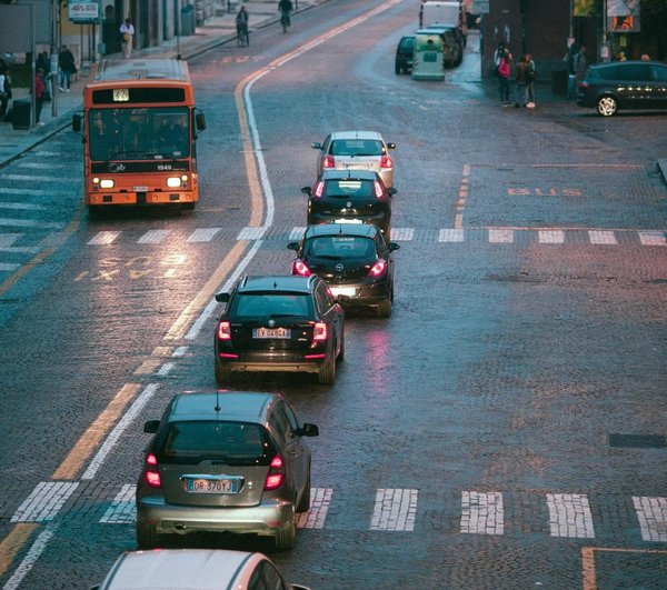 Come si può ottimizzare l'angolo di sterzata per una migliore manovrabilità in città?